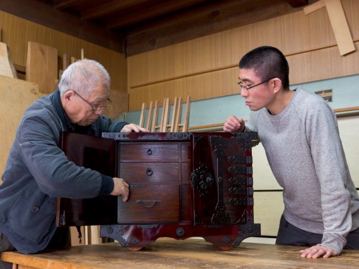 箪笥職人が直接レクチャー！越前箪笥のルーツと今に迫る旅